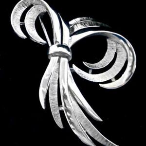 CROWN TRAFARI SILVER TEXURED BOW PIN 1.75" X 1.75"